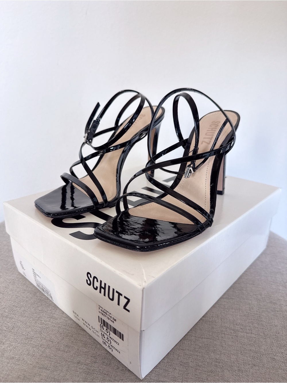 Schutz Bari Sandal in Black 6.5B